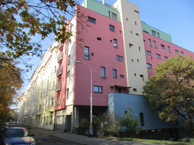 Pěkný cihlový byt 2+kk, 52 m2, OV, s výhledem do parku, Praha 5, ul. Pod Kavalírkou