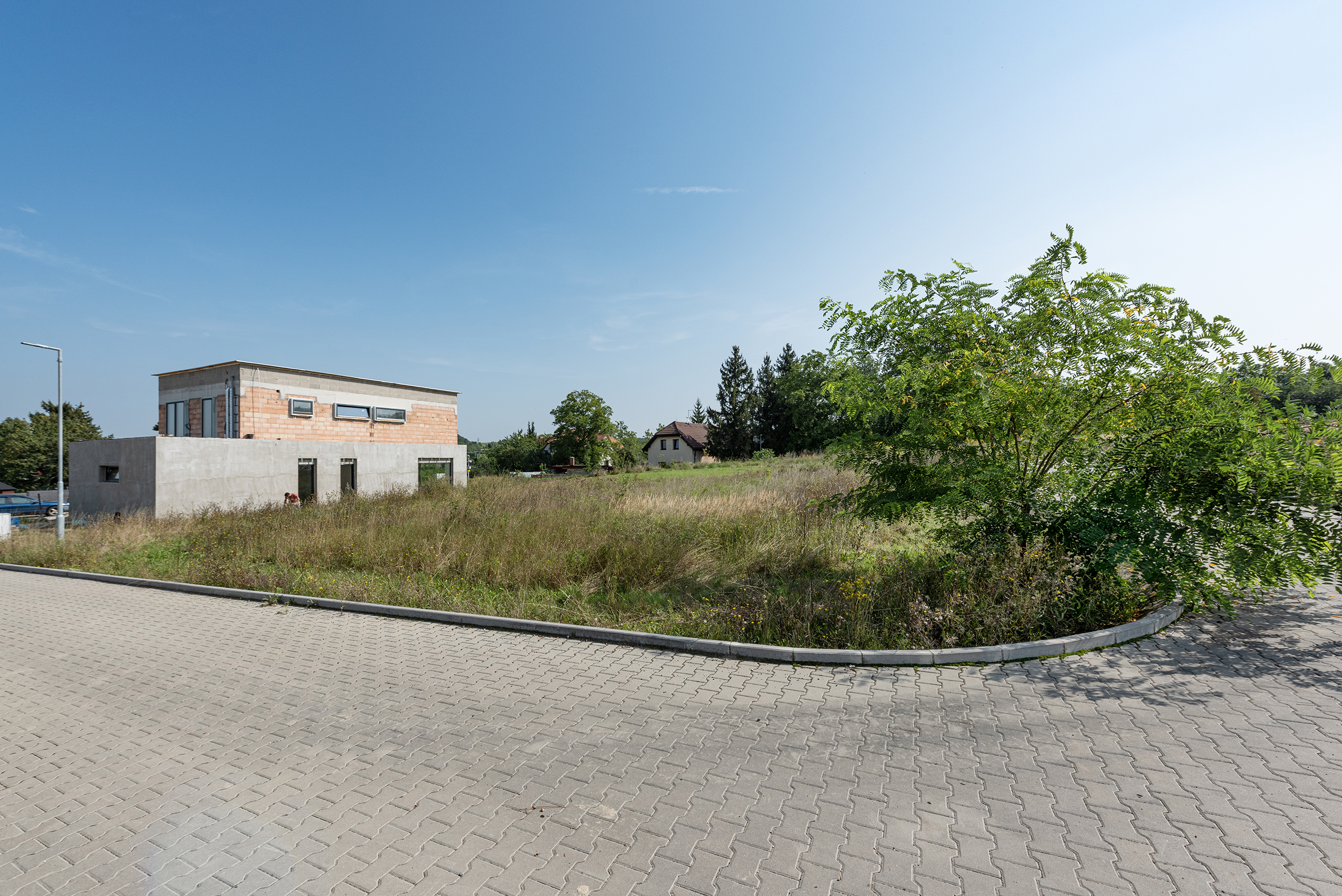 Rovinatý exkluzivní stavební pozemek 657m2, obec Zdiby – 9 km od centra Prahy, okr. Praha – východ