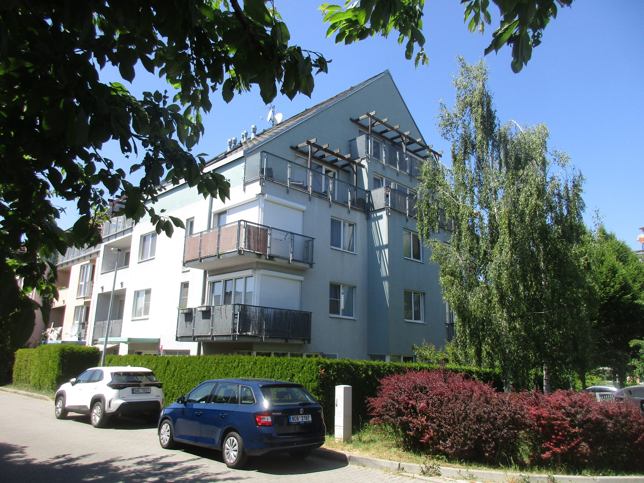 Pěkný mezonetový byt 4+kk/2xB, 100 m2, garáž. stání, OV, Praha 9 – Kbely