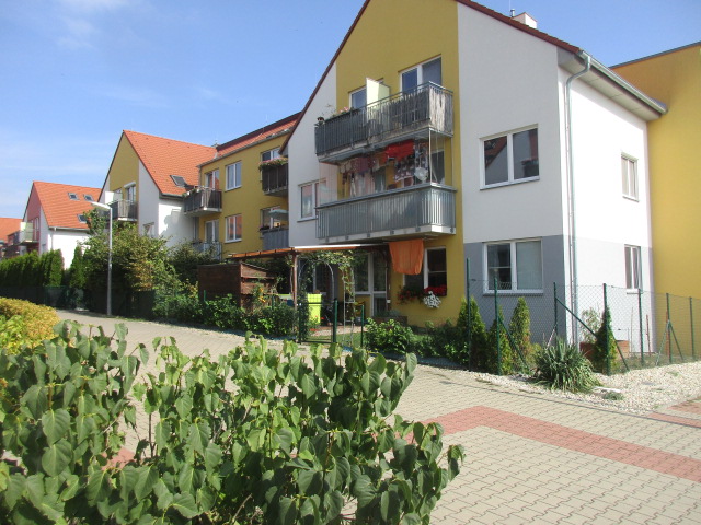Velkoryse řešený byt 2+kk/B, 56 m2 + vlastní park. stání, v novostavbě na hranici Prahy, Jinočany