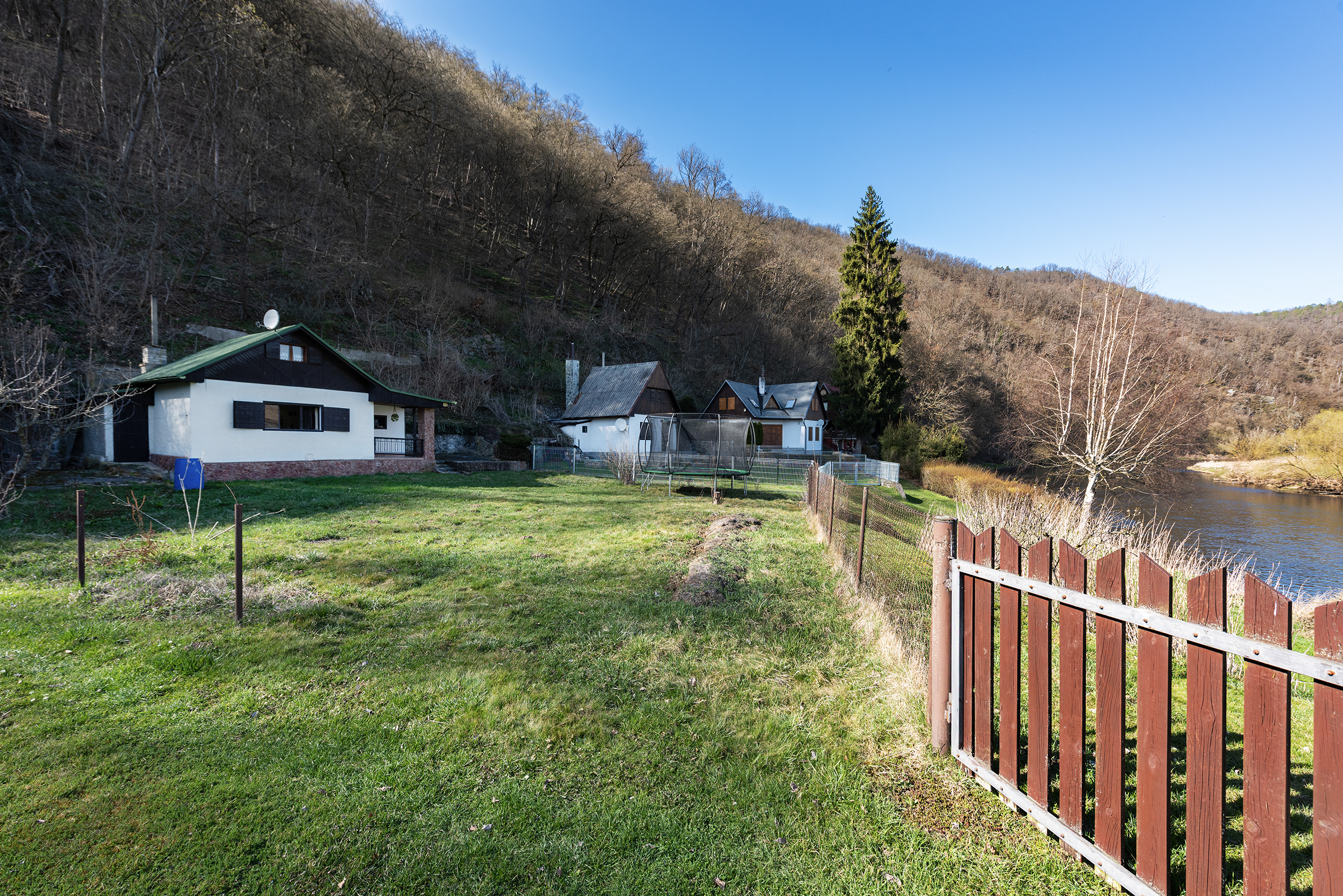 Krásná chata 2+1, poz. 466m2, obec Křivoklát, okr. Rakovník