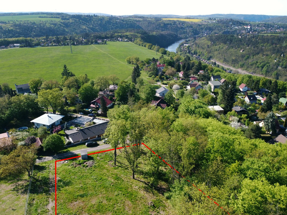 Krásný stavební pozemek 921m2 s výhledem, obec Hradištko, okr. Praha – Západ