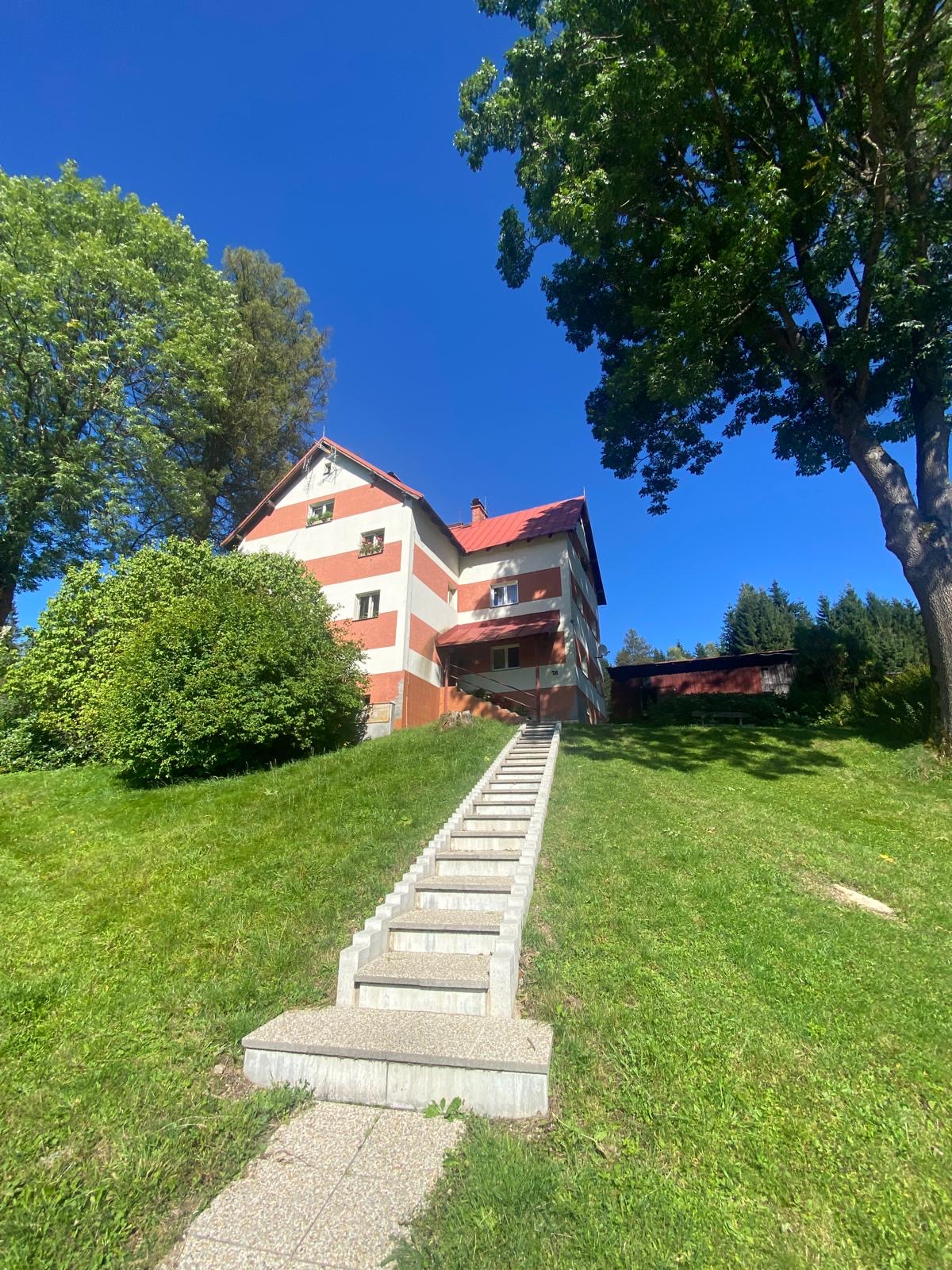 Prodej zrekonstruovaného bytu 2+1, OV, 63,50 m2 + 1/5 zahrady 5083 m2, Harrachov