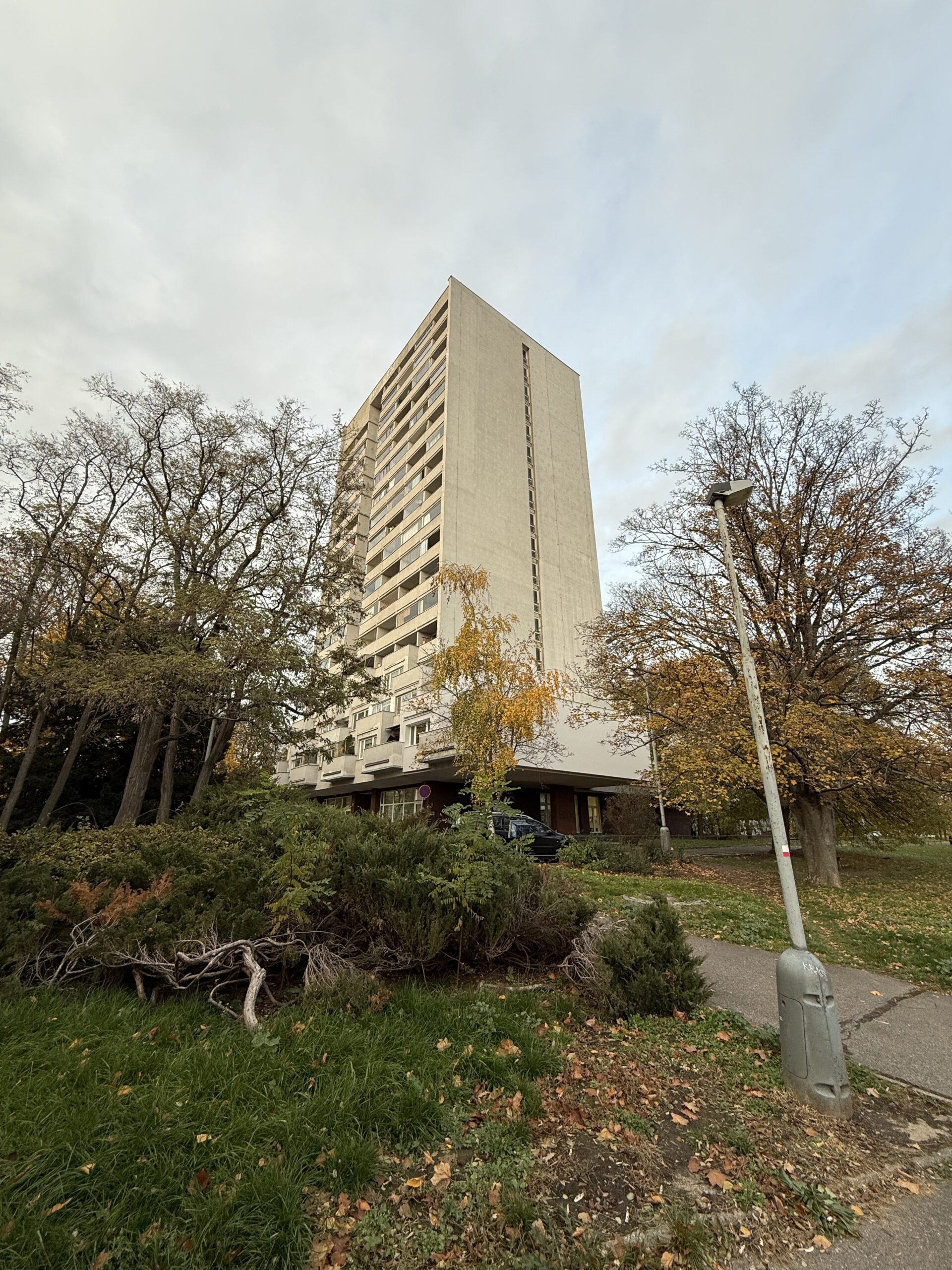 Prostorově velkorysý byt 2 + 1 s terasou, 72 m2, OV, Praha 8 – Kobylisy