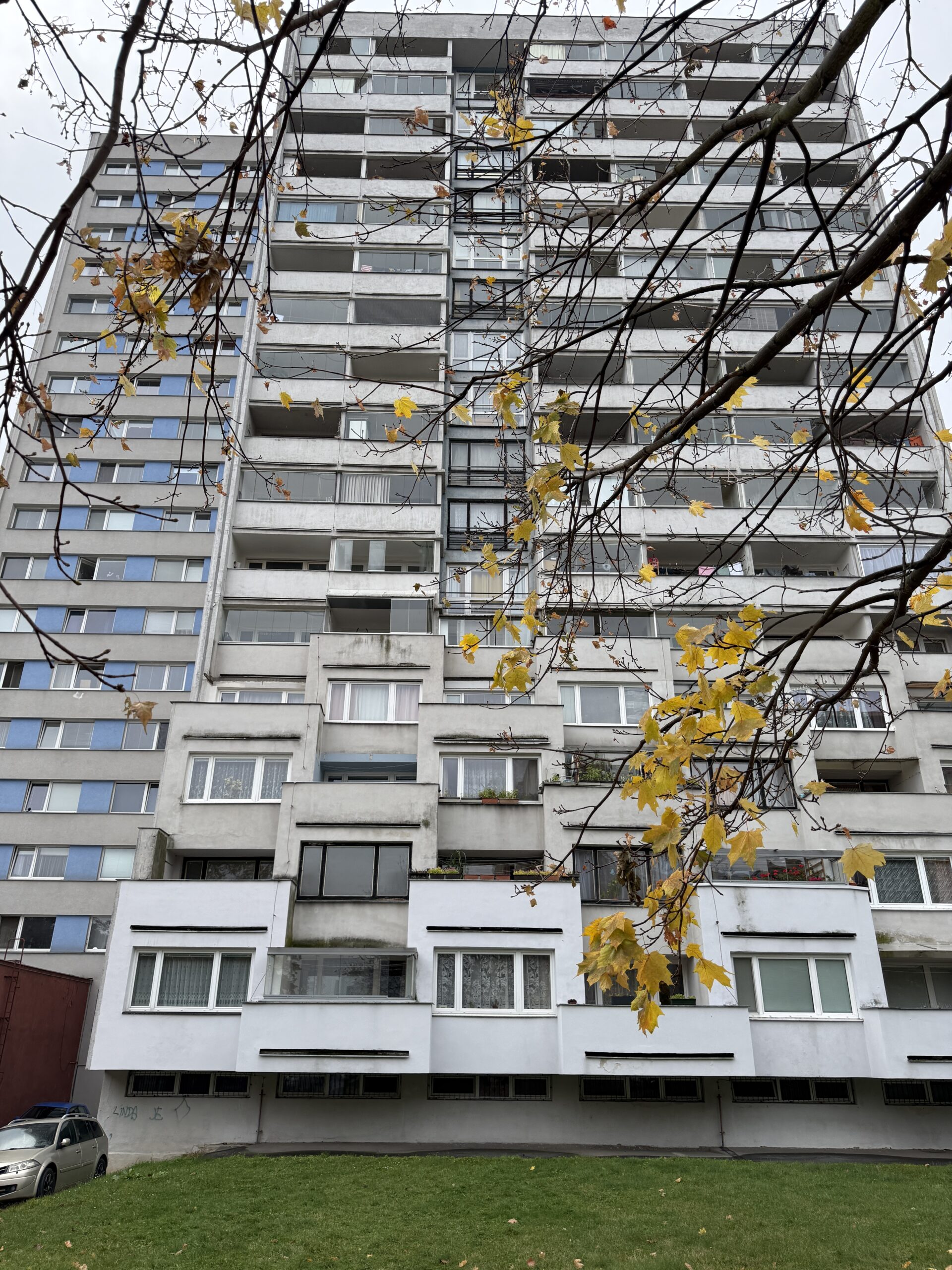 Prostorově velkorysý byt 2 + 1 s terasou, 72 m2, OV, Praha 8 – Kobylisy