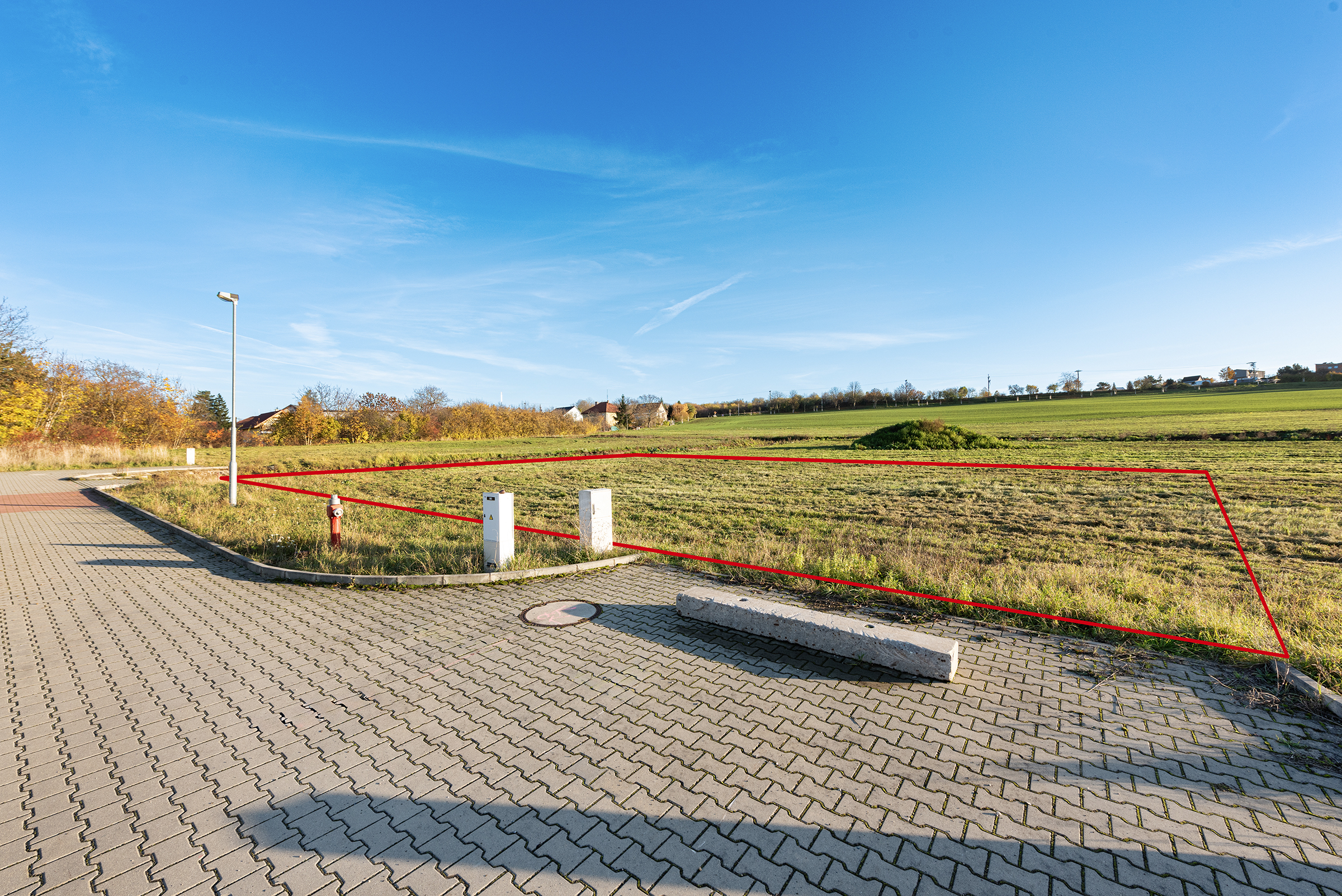 Rovinatý exkluzivní stavební pozemek 658m2, obec Zdiby – 9 km od centra Prahy, okr. Praha – východ