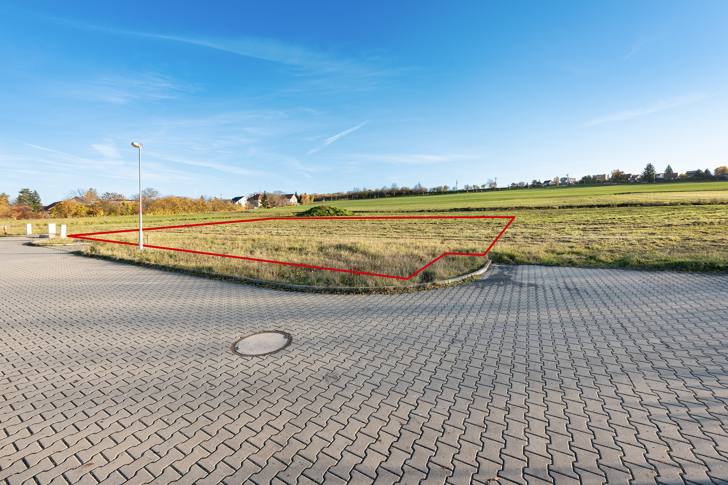 Rovinatý exkluzivní stavební pozemek 677m2, obec Zdiby – 9 km od centra Prahy, okr. Praha – východ